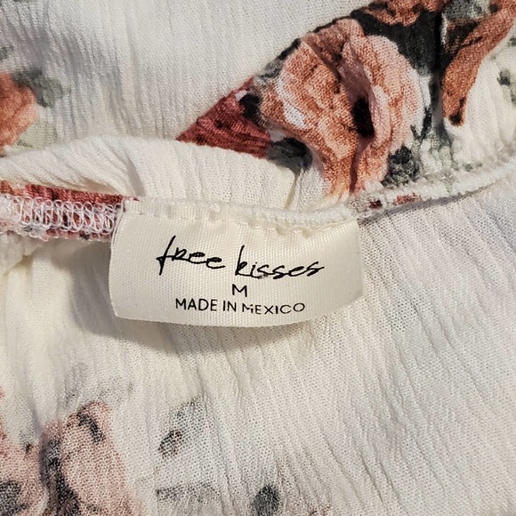Free Kisses white floral printed boho top Medium NWOT - Picture 4 of 4